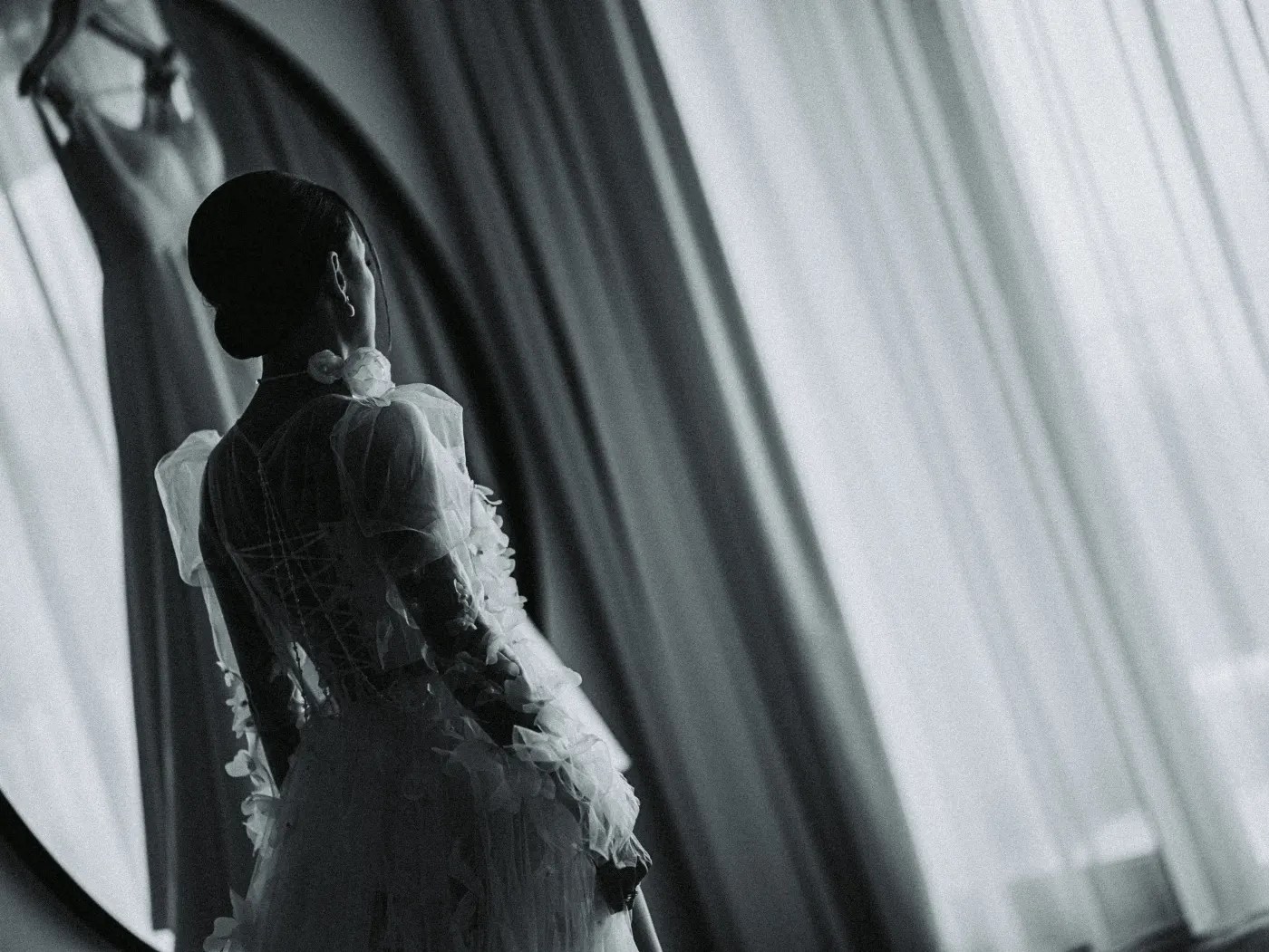 Bridal preparations — wedding at Villa Burov