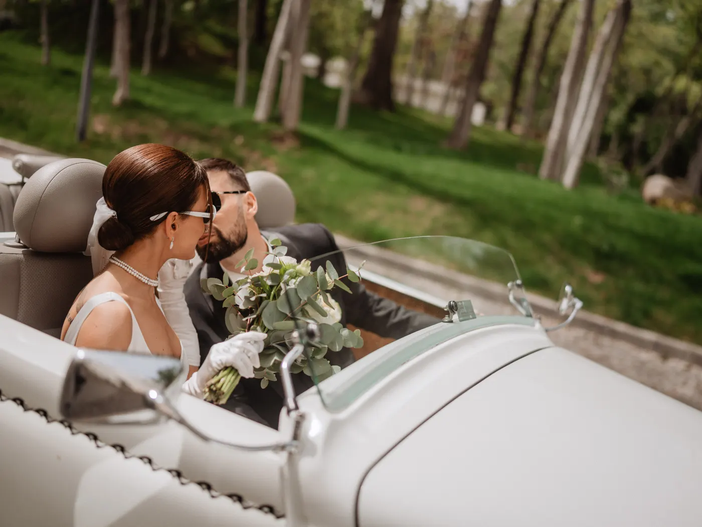 Kat and Vadym — a session with a vintage car