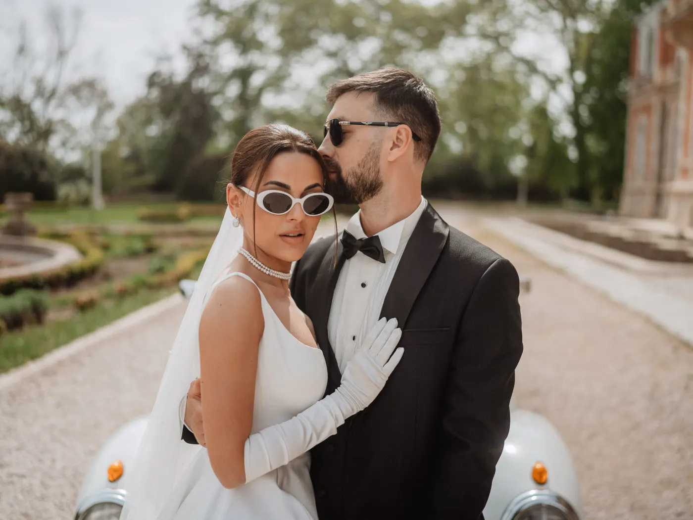 Kat and Vadym — a session with a vintage car